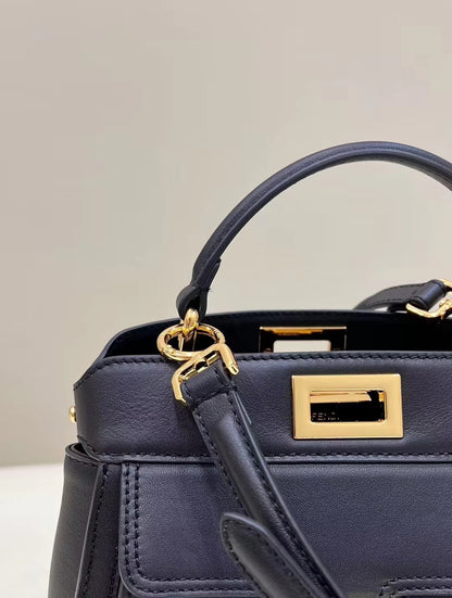 Sac Fendi Peekaboo Mini 23 en cuir de veau noir avec détails dorés