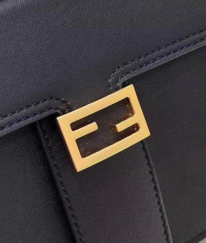 Sac Fendi Peekaboo Mini 23 en cuir de veau noir avec détails dorés