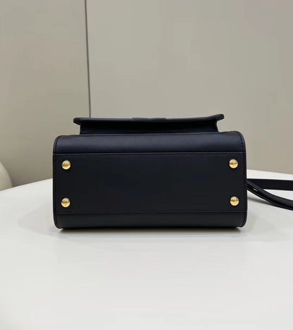 Sac Fendi Peekaboo Mini 23 en cuir de veau noir avec détails dorés