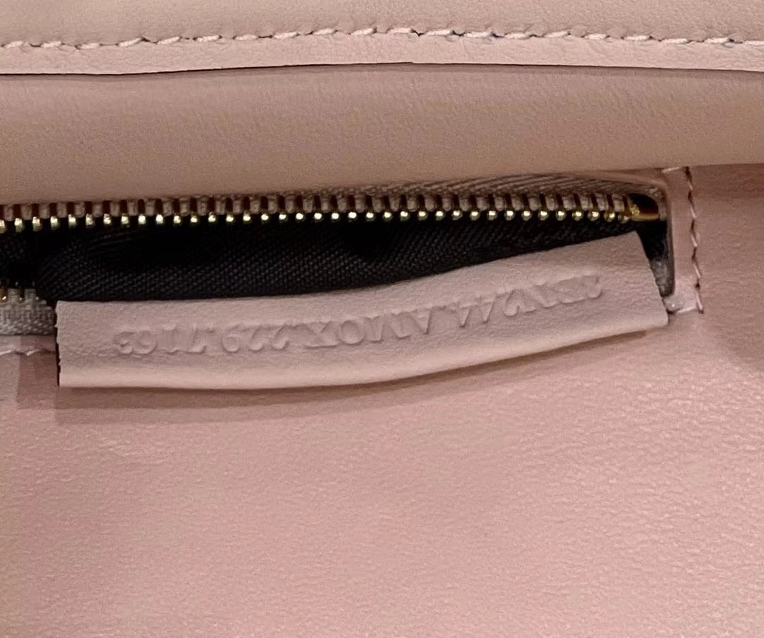 Sac Fendi Peekaboo Mini 23 en cuir de veau rose clair avec finitions dorées