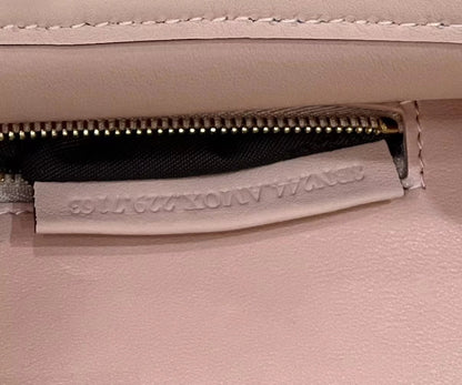 Sac Fendi Peekaboo Mini 23 en cuir de veau rose clair avec finitions dorées