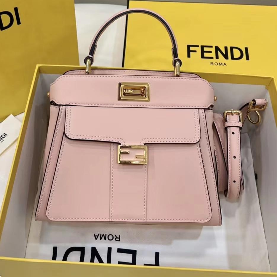 Sac Fendi Peekaboo Mini 23 en cuir de veau rose clair avec finitions dorées