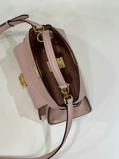 Sac Fendi Peekaboo Mini 23 en cuir de veau rose clair avec finitions dorées