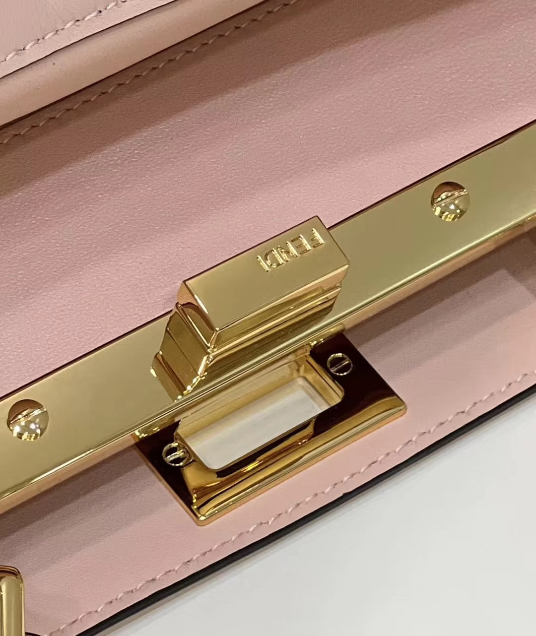 Sac Fendi Peekaboo Mini 23 en cuir de veau rose clair avec finitions dorées