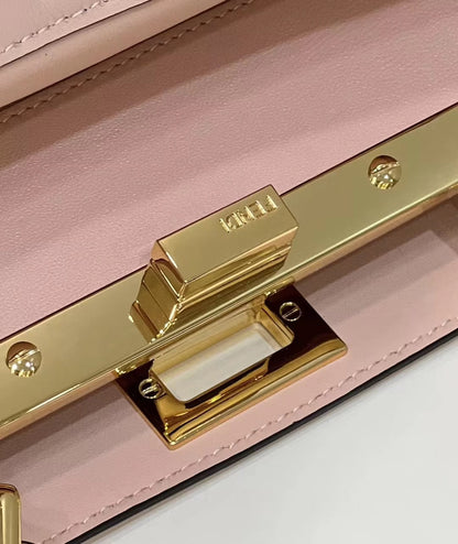 Sac Fendi Peekaboo Mini 23 en cuir de veau rose clair avec finitions dorées