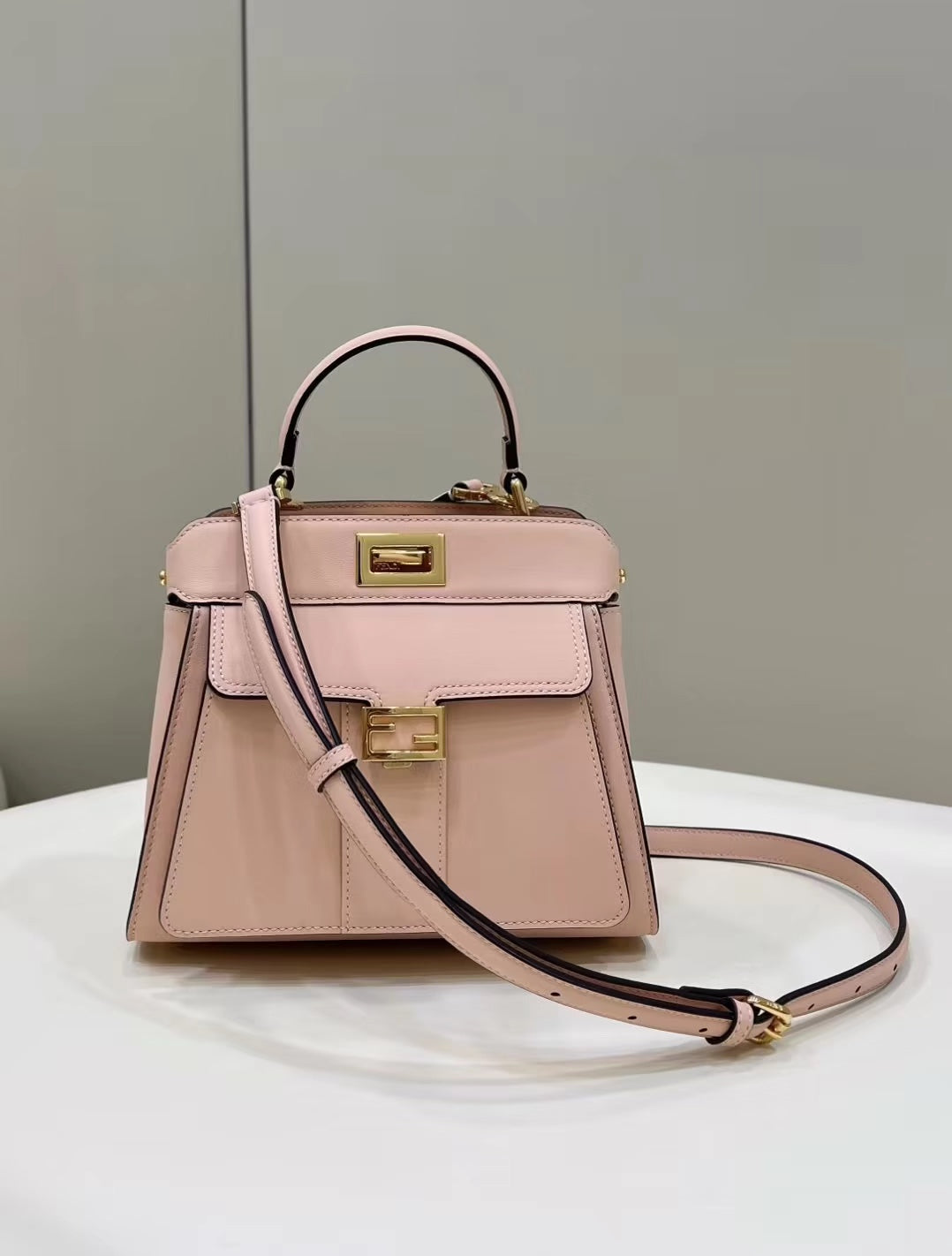 Sac Fendi Peekaboo Mini 23 en cuir de veau rose clair avec finitions dorées
