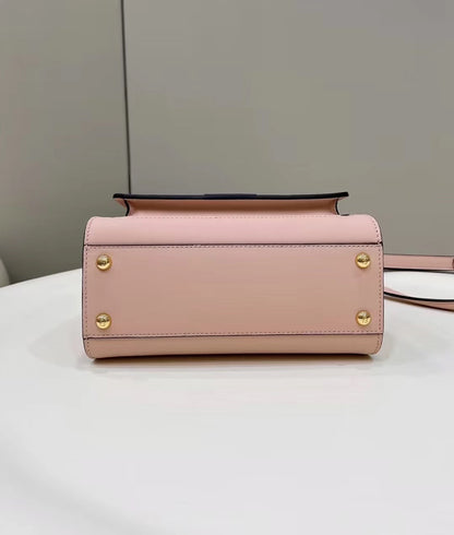 Sac Fendi Peekaboo Mini 23 en cuir de veau rose clair avec finitions dorées