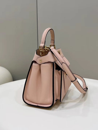Sac Fendi Peekaboo Mini 23 en cuir de veau rose clair avec finitions dorées