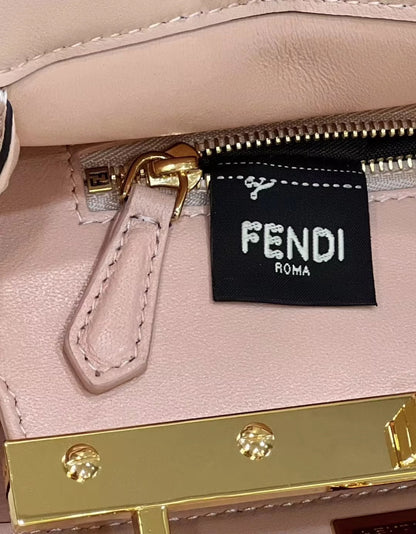 Sac Fendi Peekaboo Mini 23 en cuir de veau rose clair avec finitions dorées