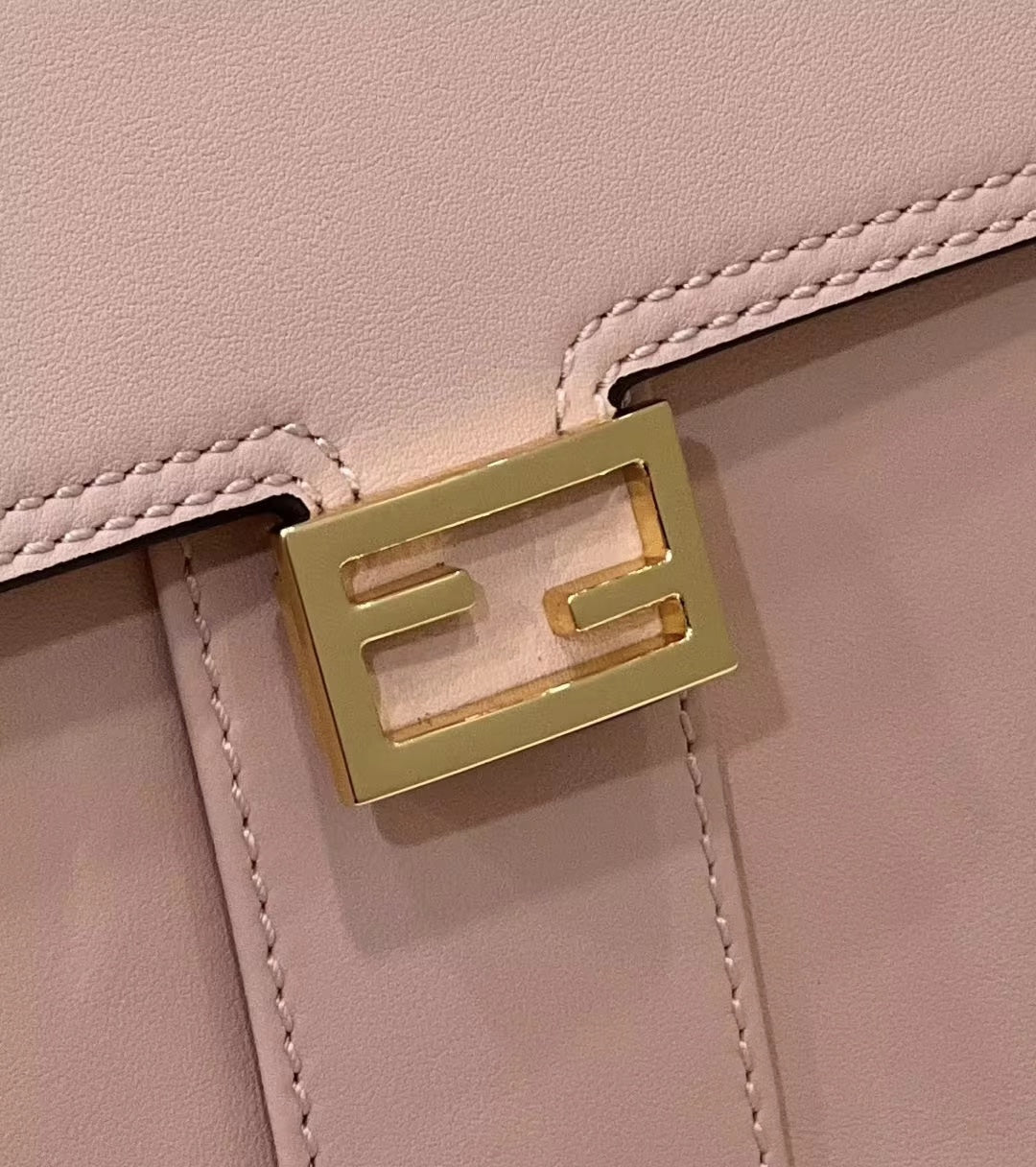 Sac Fendi Peekaboo Mini 23 en cuir de veau rose clair avec finitions dorées