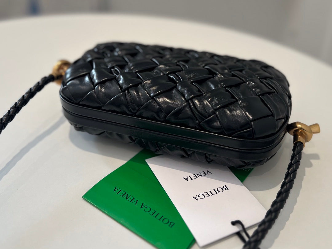 NOEUD 20 EN CUIR D'AGNEAU NOIR AVEC CHAÎNE