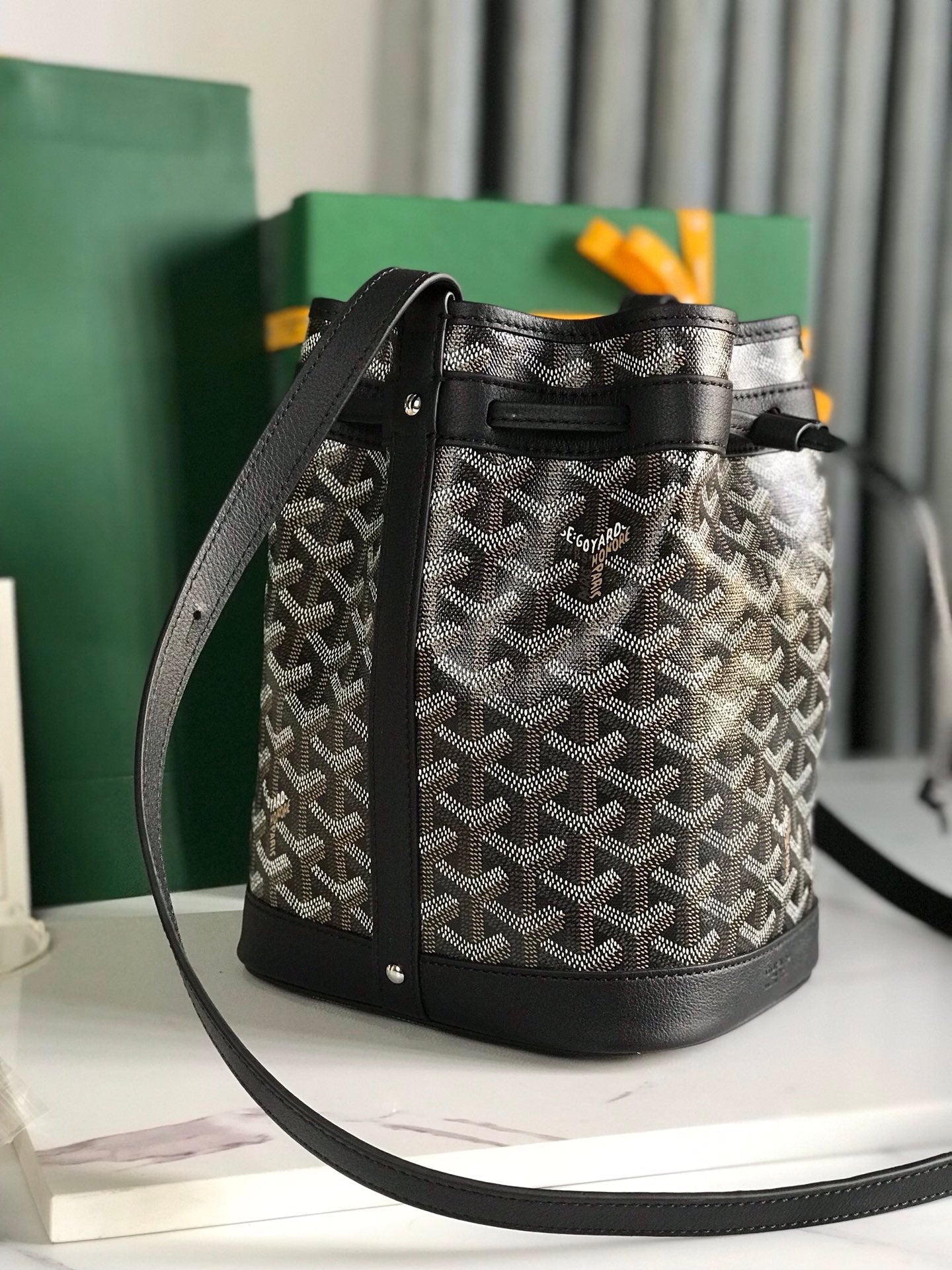 SAC SEAU PETIT FLOT 22 EN TOILE GOYARDINE NOIRE ET BORDURE EN AGNEAU