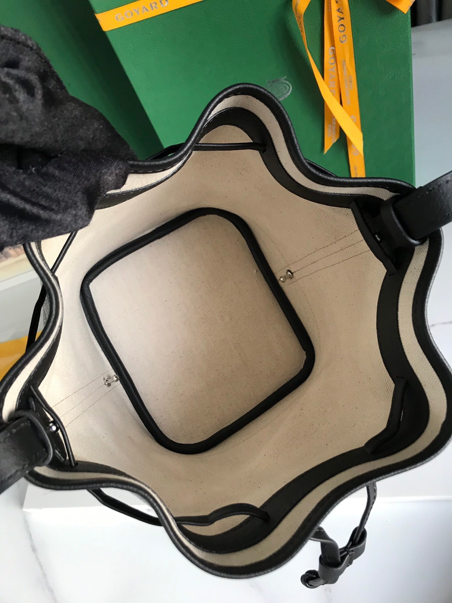 SAC SEAU PETIT FLOT 22 EN TOILE GOYARDINE NOIRE ET BORDURE EN AGNEAU