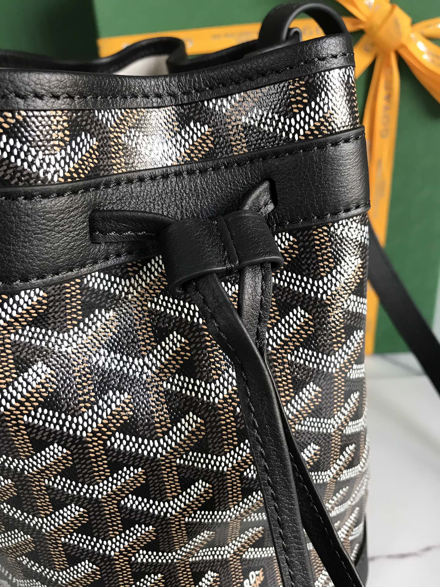 SAC SEAU PETIT FLOT 22 EN TOILE GOYARDINE NOIRE ET BORDURE EN AGNEAU