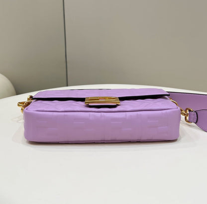 BAGUETTE À MOTIF FF 27 EN CUIR D'AGNEAU SOUPLE MAUVE VIOLET QUINCAILLERIE DORÉ