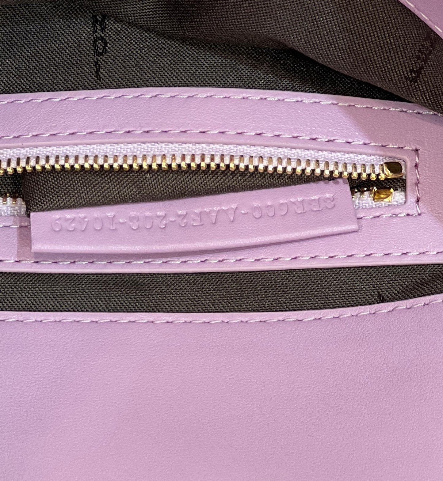 BAGUETTE À MOTIF FF 27 EN CUIR D'AGNEAU SOUPLE MAUVE VIOLET QUINCAILLERIE DORÉ