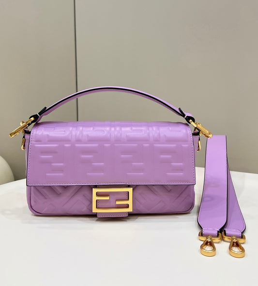 Baguette 27 cm en cuir d'agneau violet et accessoires dorés