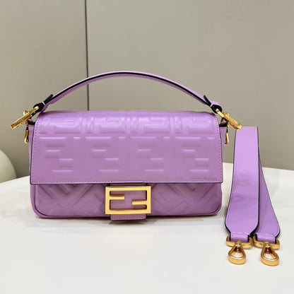 BAGUETTE À MOTIF FF 27 EN CUIR D'AGNEAU SOUPLE MAUVE VIOLET QUINCAILLERIE DORÉ