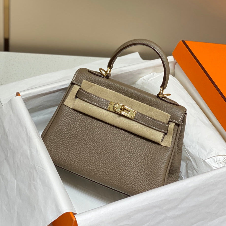 Sac à main HM Mini Kelly 20 cm en cuir Togo gris éléphant, finitions dorées