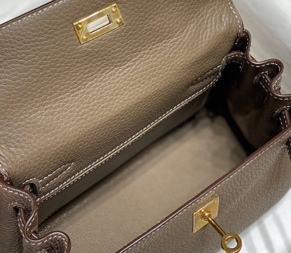 Sac à main HM Mini Kelly 20 cm en cuir Togo gris éléphant, finitions dorées