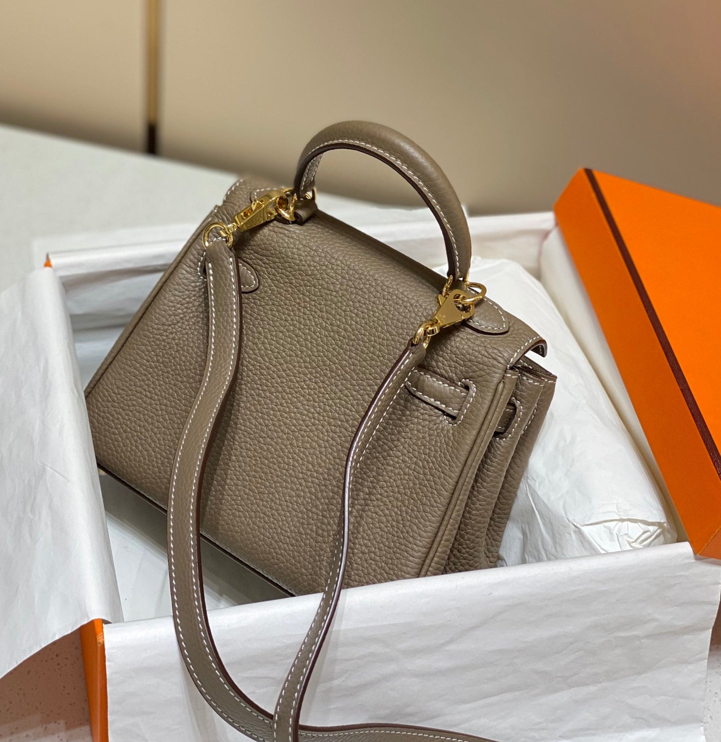 Sac à main HM Mini Kelly 20 cm en cuir Togo gris éléphant, finitions dorées