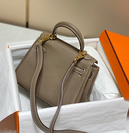 Sac à main HM Mini Kelly 20 cm en cuir Togo gris éléphant, finitions dorées