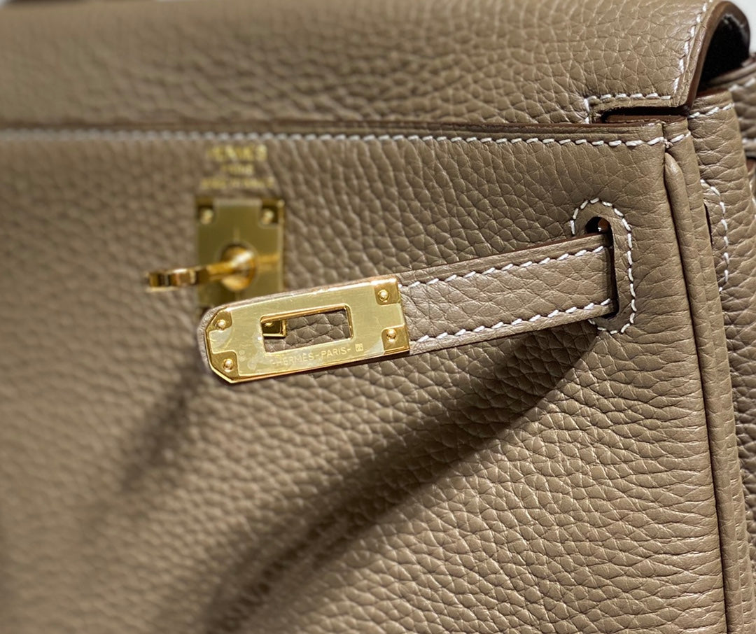 Sac à main HM Mini Kelly 20 cm en cuir Togo gris éléphant, finitions dorées