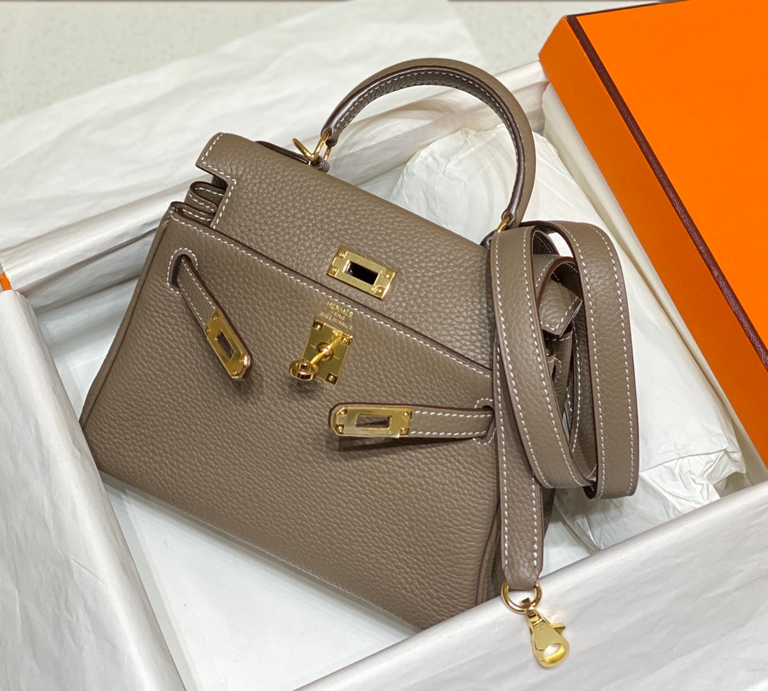 Sac à main HM Mini Kelly 20 cm en cuir Togo gris éléphant, finitions dorées