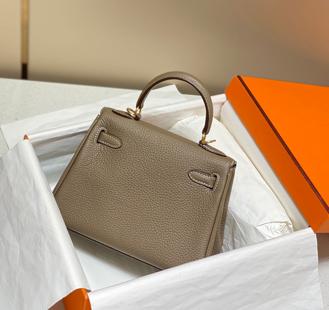 Sac à main HM Mini Kelly 20 cm en cuir Togo gris éléphant, finitions dorées