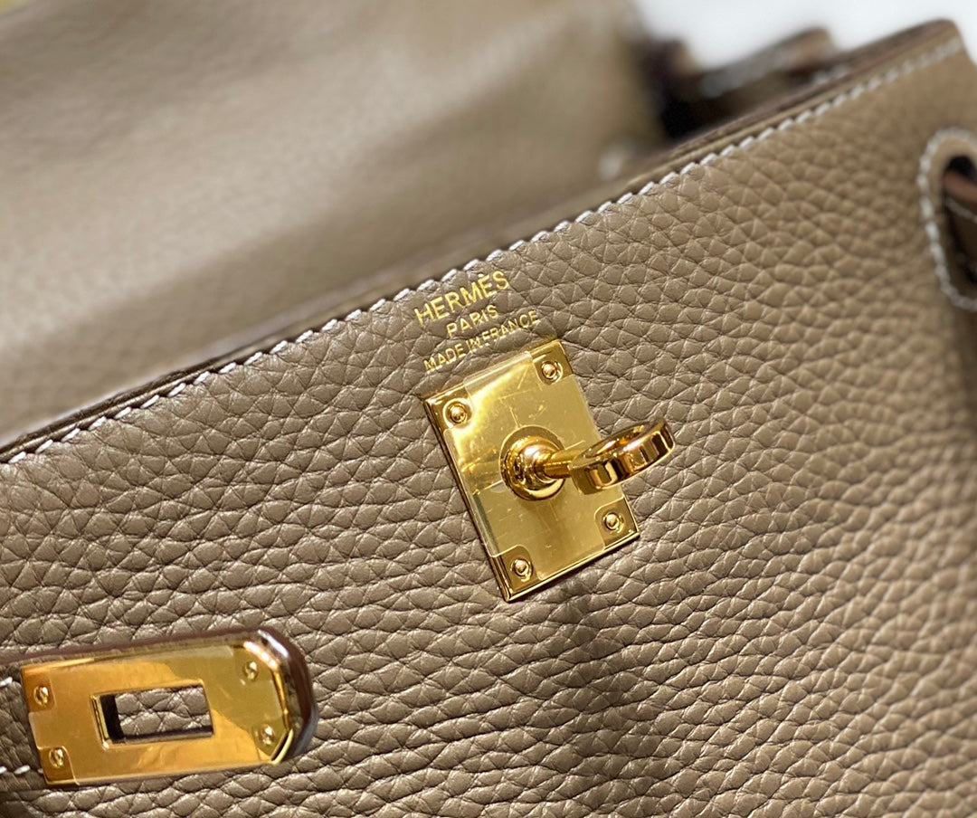 Sac à main HM Mini Kelly 20 cm en cuir Togo gris éléphant, finitions dorées