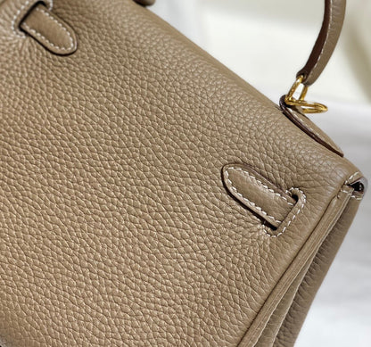 Sac à main HM Mini Kelly 20 cm en cuir Togo gris éléphant, finitions dorées