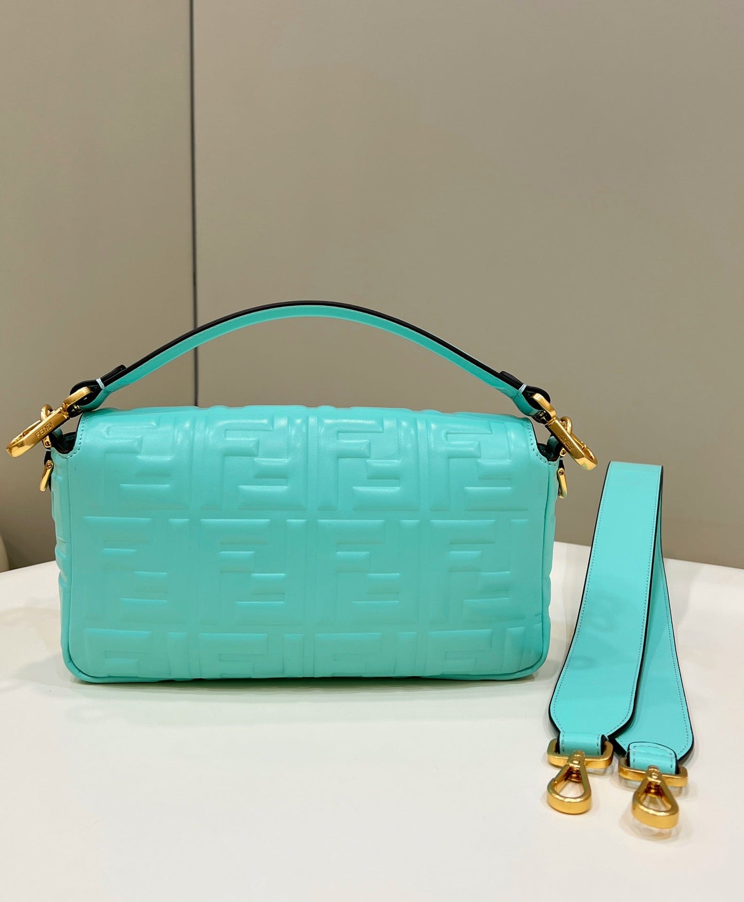 Baguette 27 cm en cuir d'agneau bleu Tiffany, accessoires dorés