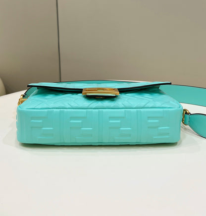 Baguette 27 cm en cuir d'agneau bleu Tiffany, accessoires dorés