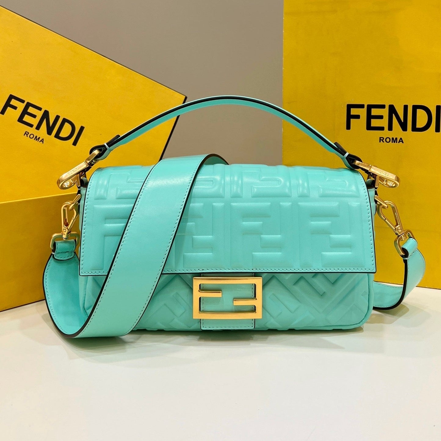 BAGUETTE À MOTIF FF 27 EN CUIR D'AGNEAU SOUPLE TURQUOISE QUINCAILLERIE DORÉ
