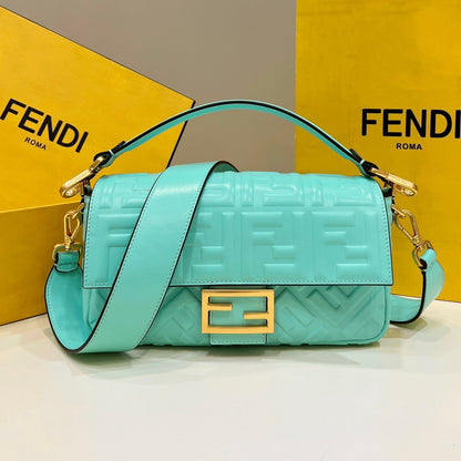 BAGUETTE À MOTIF FF 27 EN CUIR D'AGNEAU SOUPLE TURQUOISE QUINCAILLERIE DORÉ