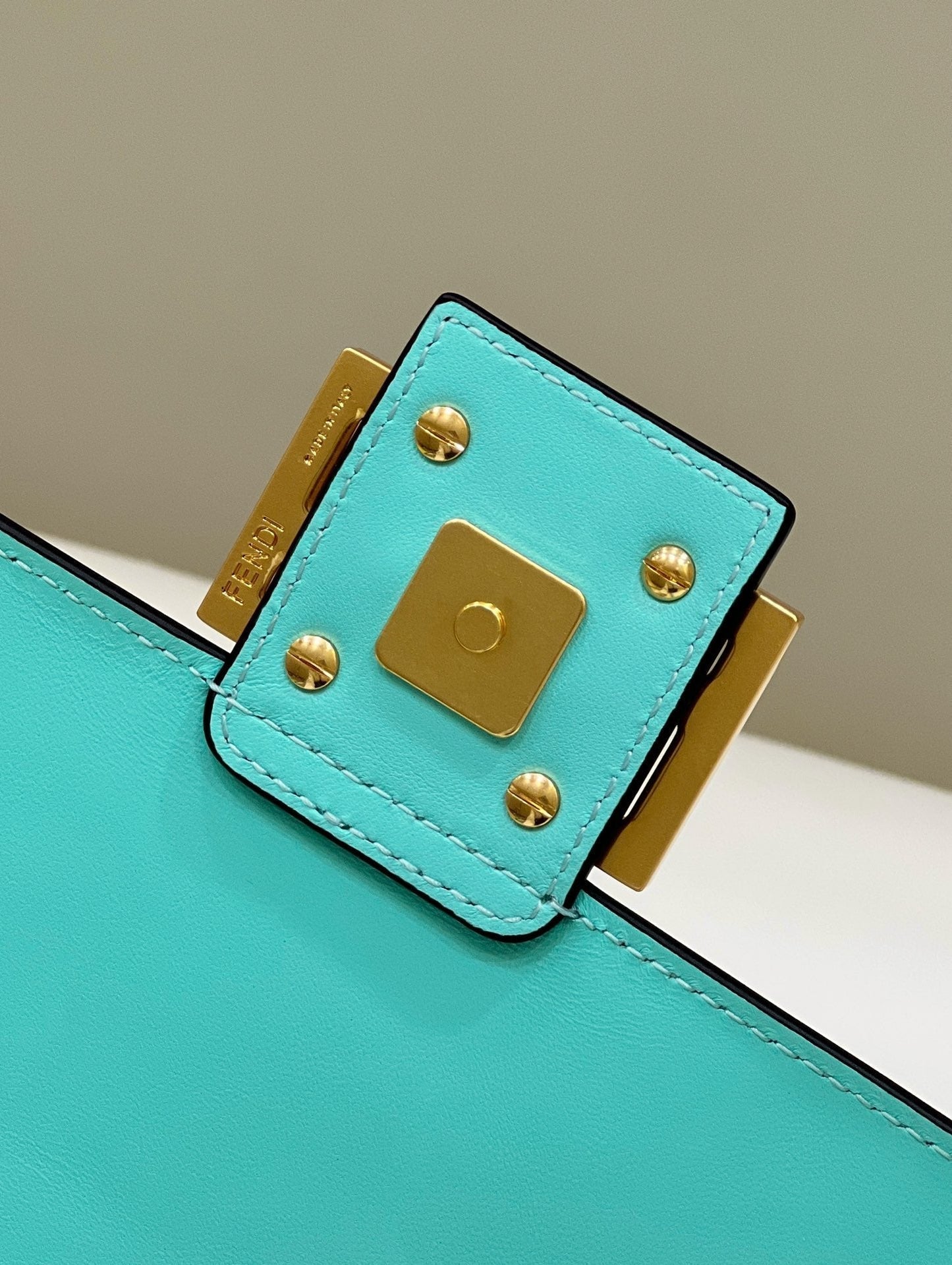 Baguette 27 cm en cuir d'agneau bleu Tiffany, accessoires dorés