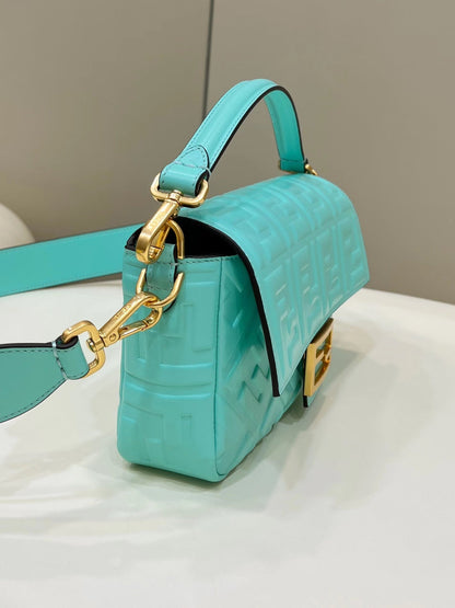 BAGUETTE À MOTIF FF 27 EN CUIR D'AGNEAU SOUPLE TURQUOISE QUINCAILLERIE DORÉ