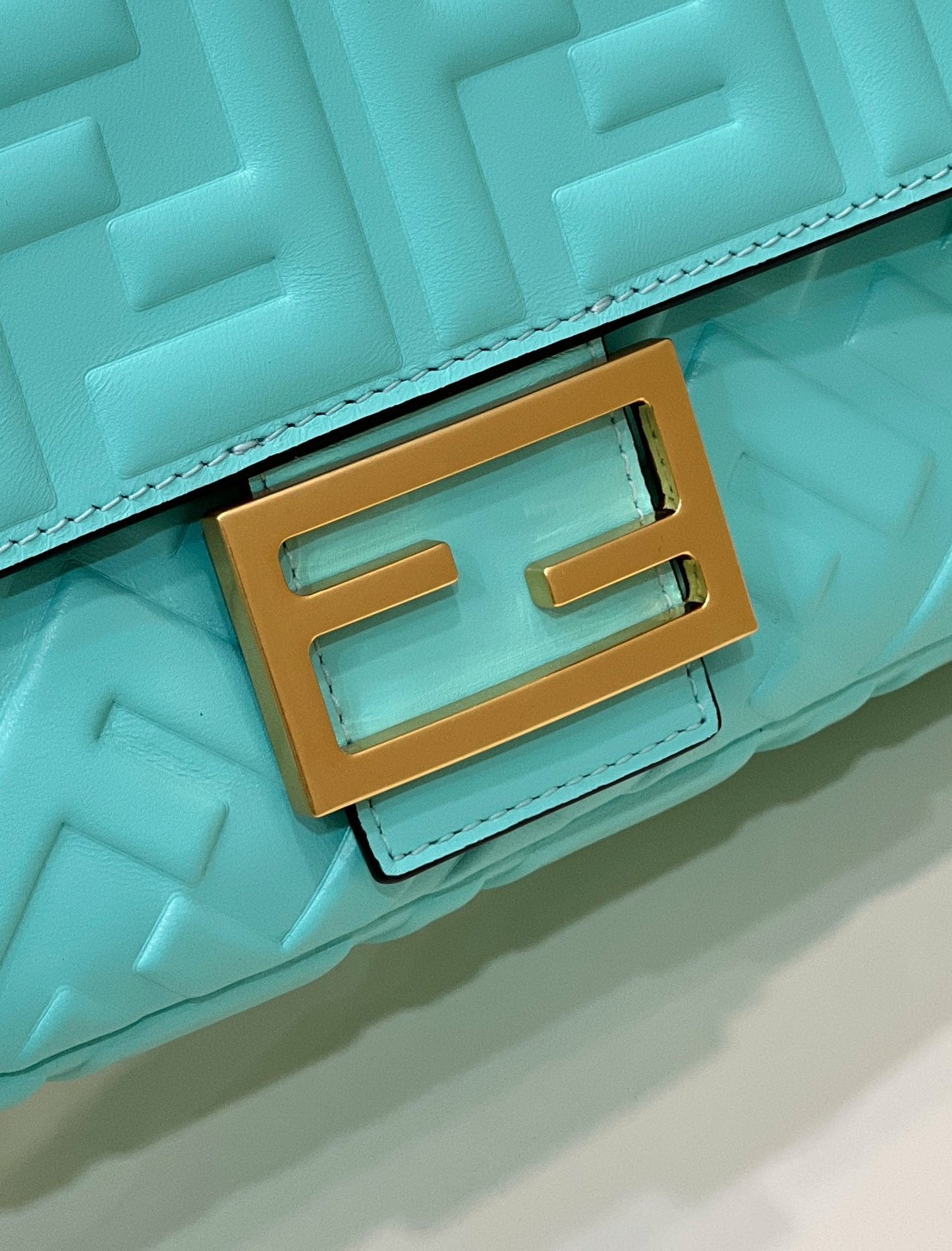 BAGUETTE À MOTIF FF 27 EN CUIR D'AGNEAU SOUPLE TURQUOISE QUINCAILLERIE DORÉ