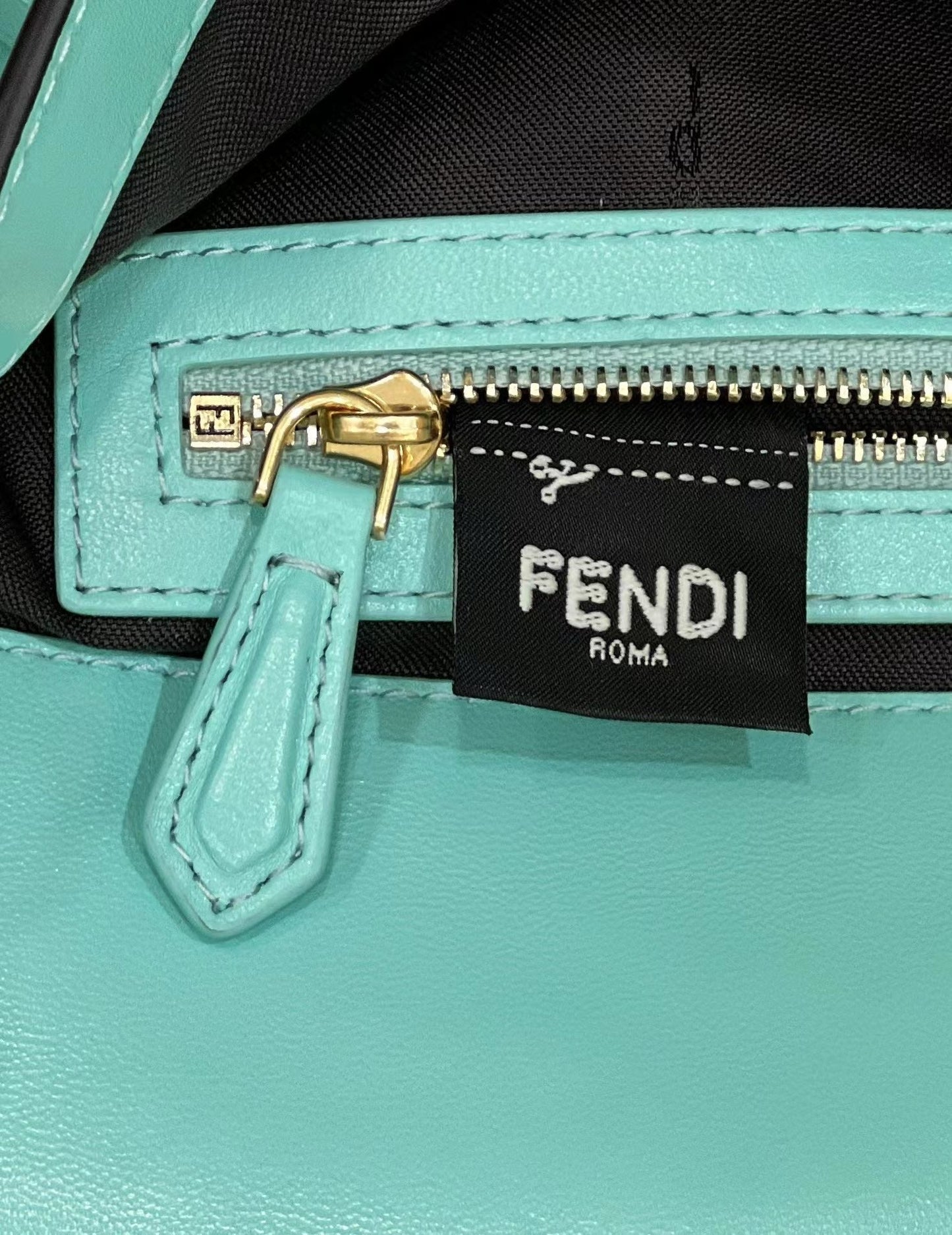 Baguette 27 cm en cuir d'agneau bleu Tiffany, accessoires dorés
