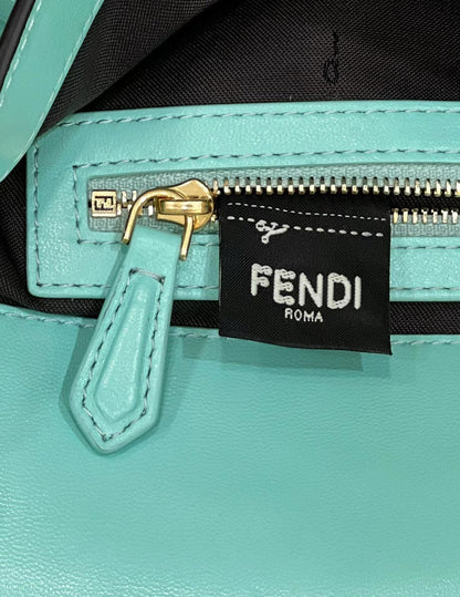 Baguette 27 cm en cuir d'agneau bleu Tiffany, accessoires dorés