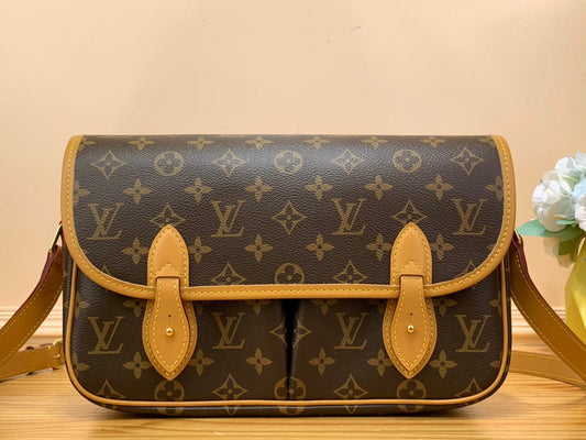 Sac LV Gibeciere 28 cm en toile monogrammée marron 205872