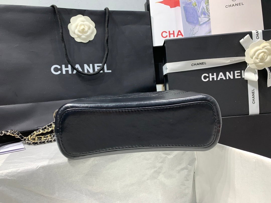 SAC HOBO 25 AVEC BANDOULIÈRE EN CUIR DE VEAU NOIR, ACCESSOIRES DORÉS ET ARGENTÉS 