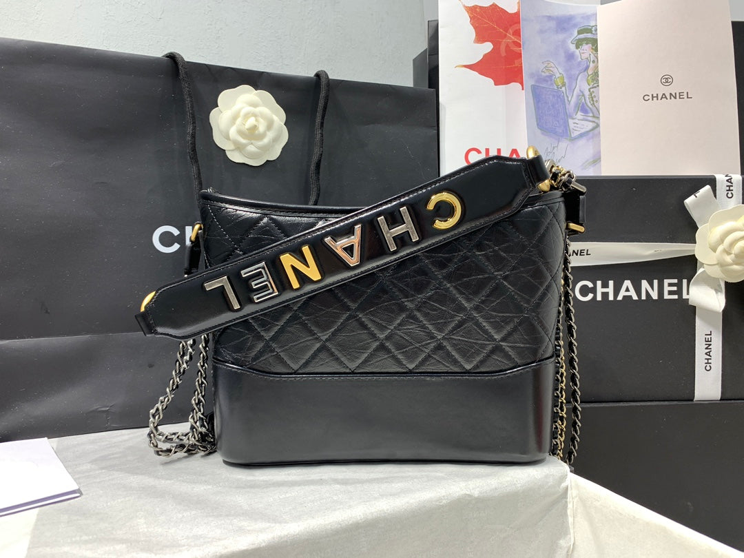 SAC HOBO 25 AVEC BANDOULIÈRE EN CUIR DE VEAU NOIR, ACCESSOIRES DORÉS ET ARGENTÉS 
