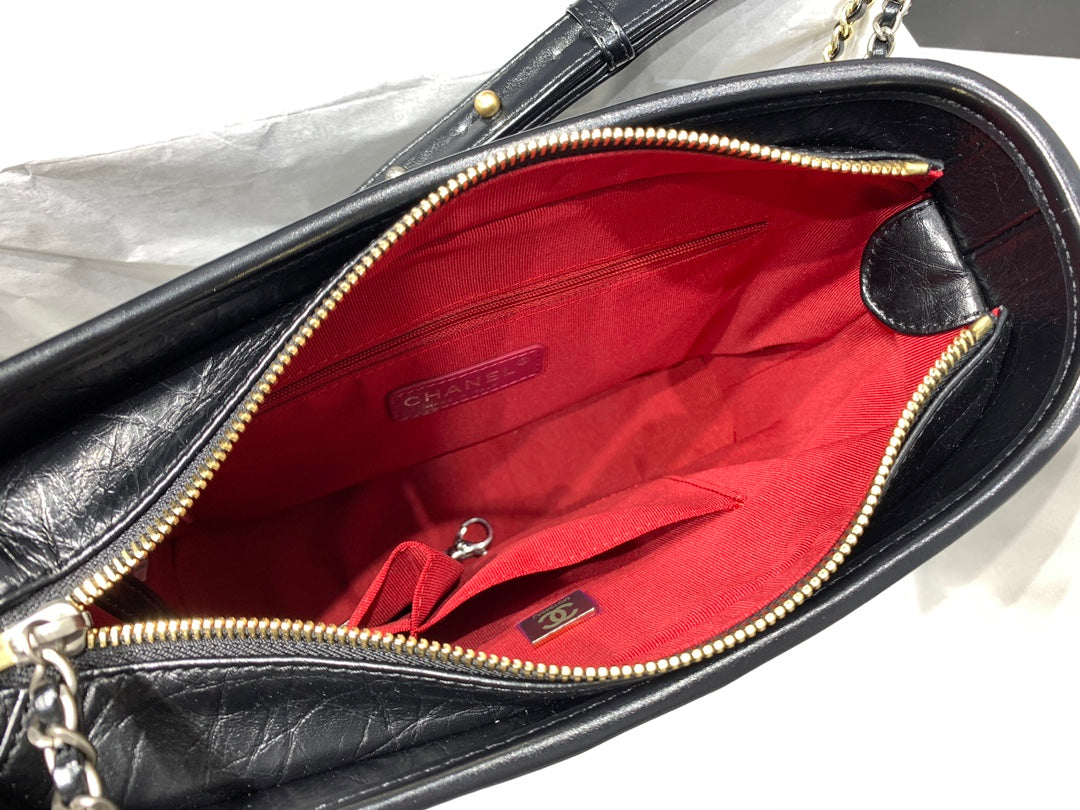 SAC HOBO 25 AVEC BANDOULIÈRE EN CUIR DE VEAU NOIR, ACCESSOIRES DORÉS ET ARGENTÉS 