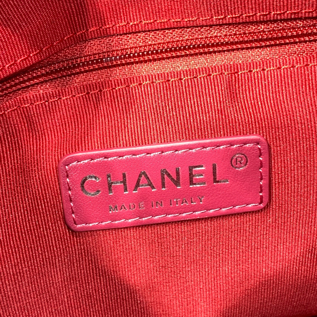 SAC HOBO 25 AVEC BANDOULIÈRE EN CUIR DE VEAU NOIR, ACCESSOIRES DORÉS ET ARGENTÉS 