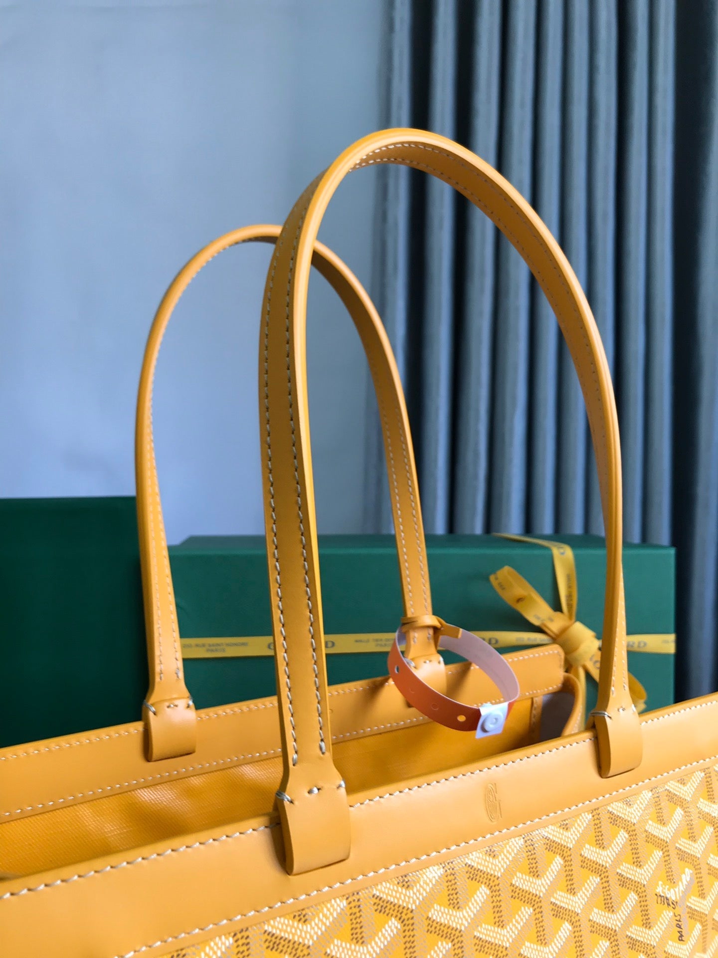 SAC BELLECHASSE BIAUDE PM 36 EN TOILE GOYARDINE JAUNE ET GARNITURES EN CUIR DE VEAU