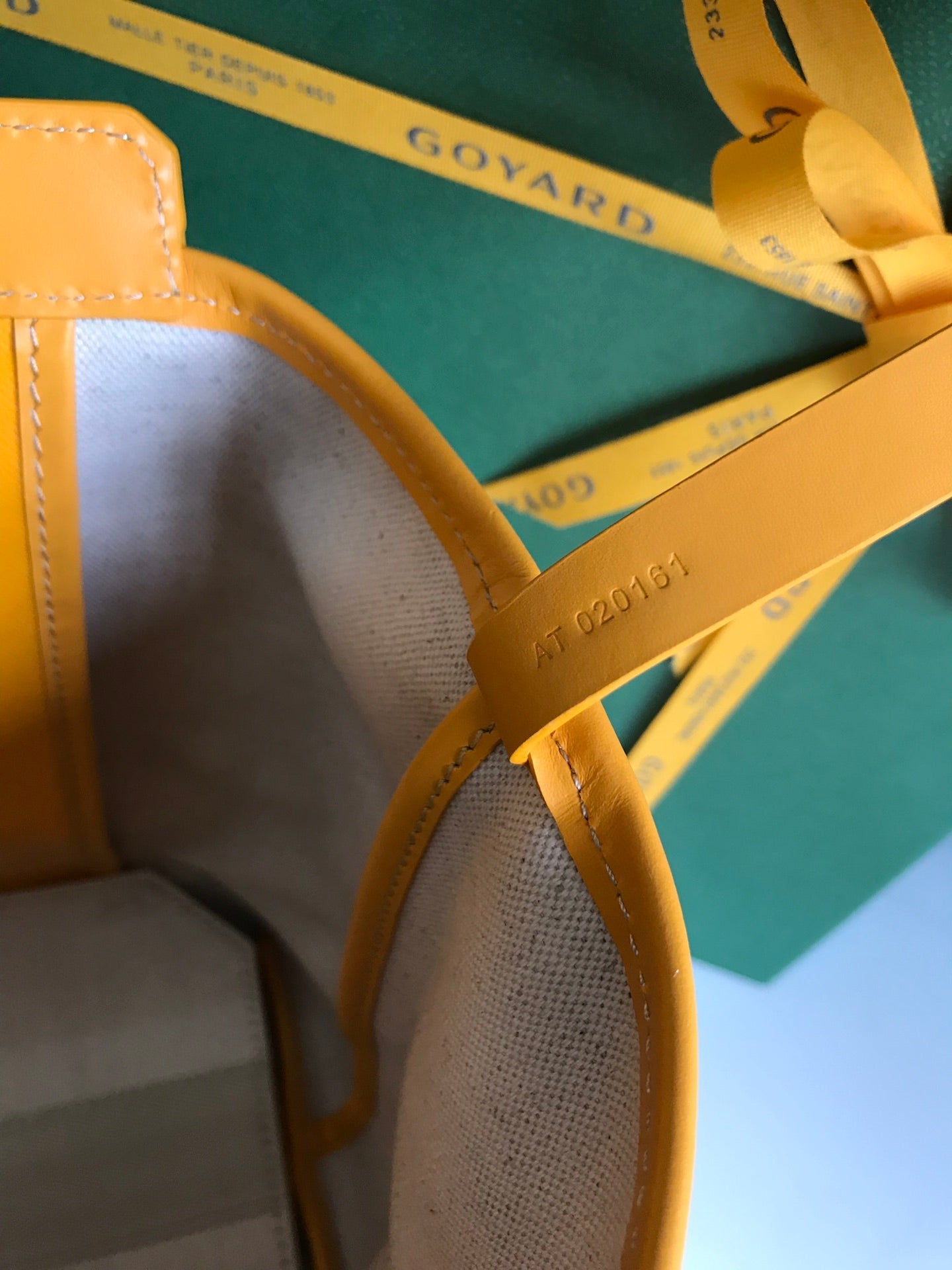 SAC BELLECHASSE BIAUDE PM 36 EN TOILE GOYARDINE JAUNE ET GARNITURES EN CUIR DE VEAU