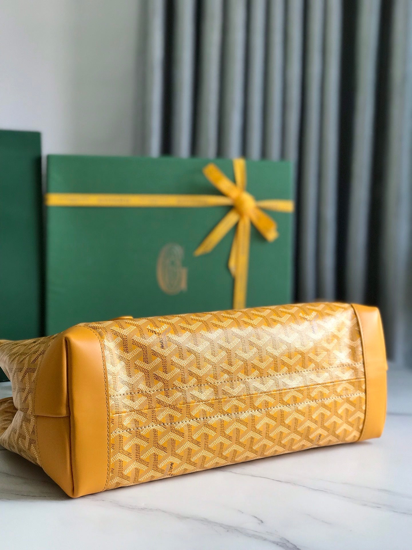 SAC BELLECHASSE BIAUDE PM 36 EN TOILE GOYARDINE JAUNE ET GARNITURES EN CUIR DE VEAU