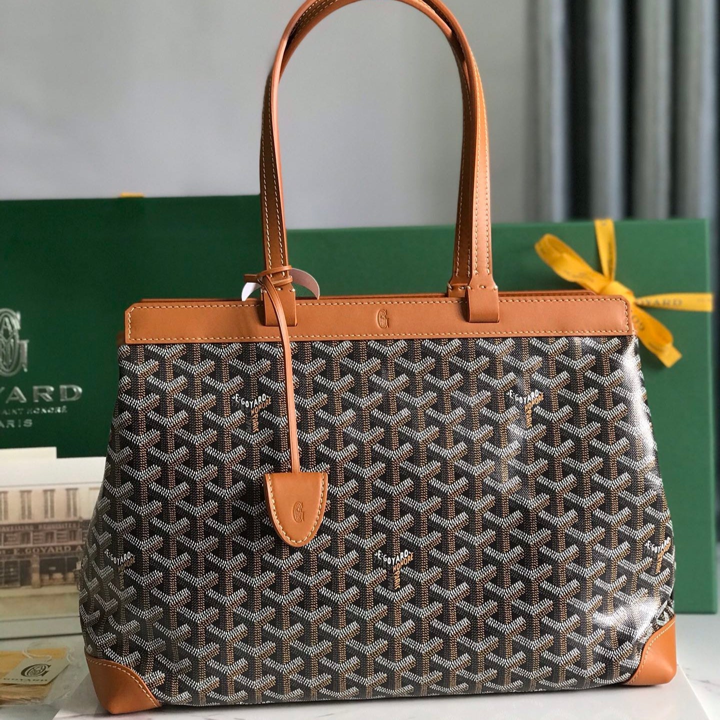 SAC BELLECHASSE BIAUDE PM 36 EN TOILE GOYARDINE NOIRE ET GARNITURES EN CUIR DE VEAU BRUN