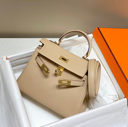 Sac HM Mini Kelly 20 cm en cuir Togo beige avec finitions dorées
